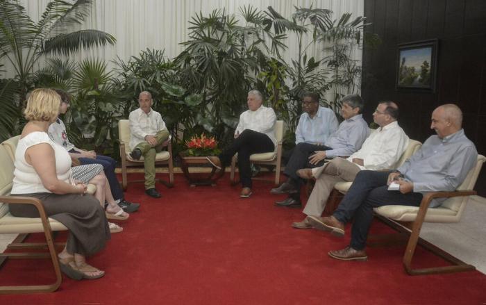 Encuentro de Díaz-Canel con miembros del proyecto Puentes de Amor