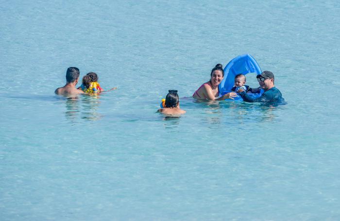 Visitar la playa es una de las principales opciones veraniegas de las familias cubanas.