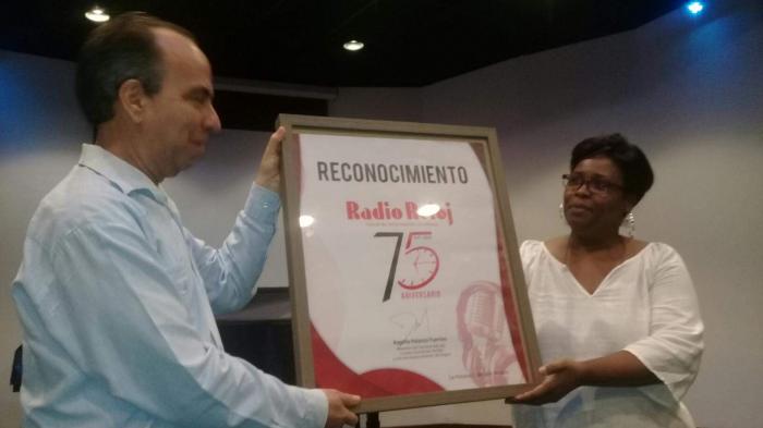 Reconocimiento entregado a la directora de Radio Reloj