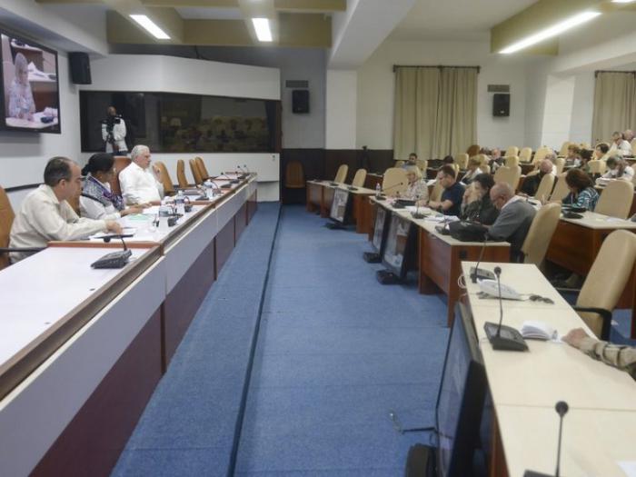 Díaz-Canel en reunión con artistas cubanos