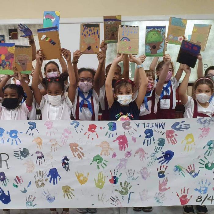 Niñas y niños de la enseñanza regular que asisten al taller de la biblioteca Roberto Fernández Retamar en Casa de las Américas.