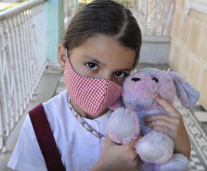 Los estudios muestran que usar mascarillas en los espacios exteriores, además de ser efectivo contra la COVID-19, puede proteger a quienes sufren por las alergias estacionales