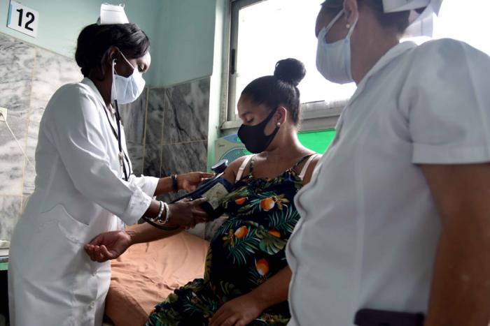 Embarazada en un hospital atendida por personal de Salud.
