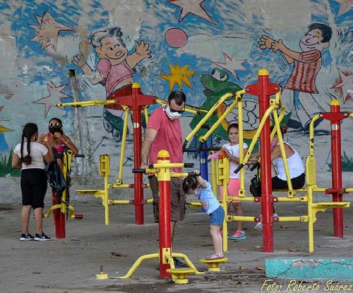 Niños en gimnasio biosaludable