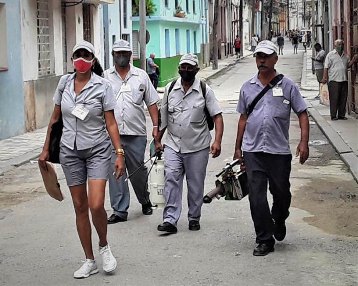 Fumigación contra mosquitos