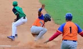 Jugadores de béisbol en el terreno