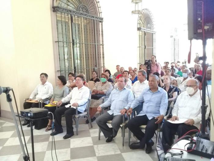 Presidencia y demás participantes en la actividad