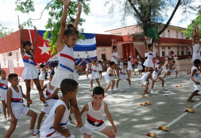 Niños y niñas en una tabla deportiva
