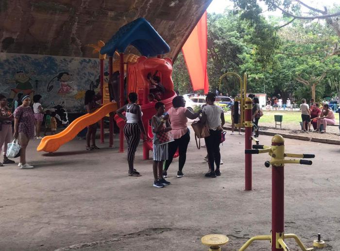 Niños jugando en el parque Metropolitano de La Habana