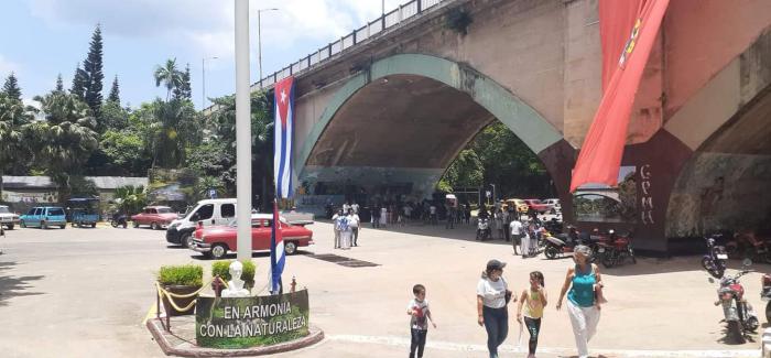Personas caminan por la explanada debajo del puente Almendares