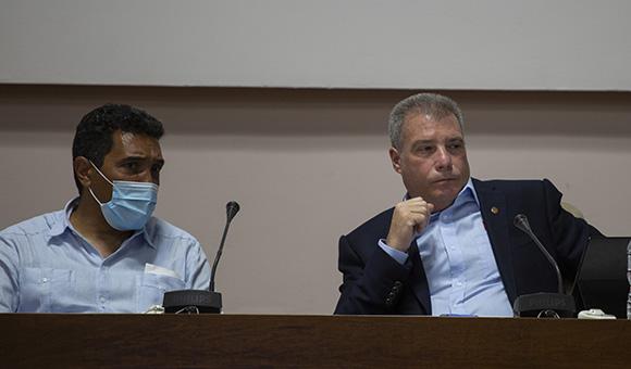 Eduardo  Rodríguez, ministro de transporte, y  Juan Carlos García, minsitro de Turismo en comisiones del parlamento cubano. Foto: Ismael Francisco/ Cubadebate.