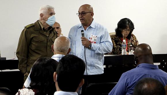 René Mesa Villafaña, ministro de la Construcción, y Ramiro Valdés, Comandante de la Revolución, durante las sesiones de la Comisión de Industria, Construcciones y Energía en el noveno periodo ordinario de sesiones de la novena legislatura de la ANPP