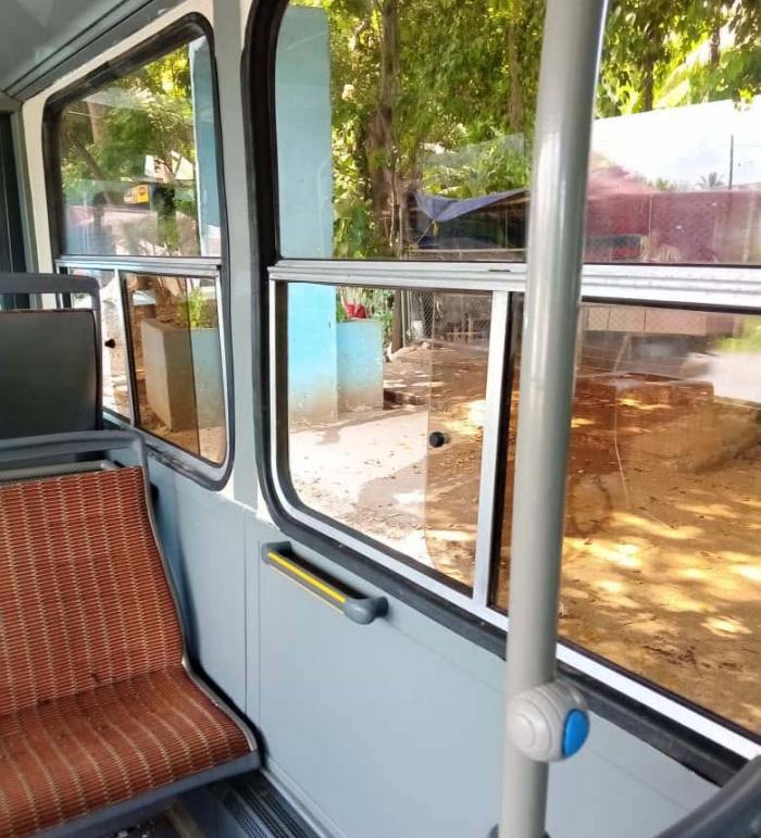 Cambio de ventanillas al primer ómnibus del lote de los equipos donados por Bélgica