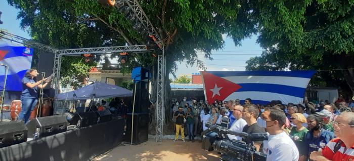 El Héroe de la República de Cuba René González (al centro) junto a las autoridades del Poder Popular.