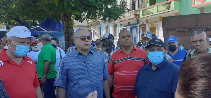 El viceprimer ministro Jorge Luis Tapia Fonseca (izquierda) participó en el  recorrido.