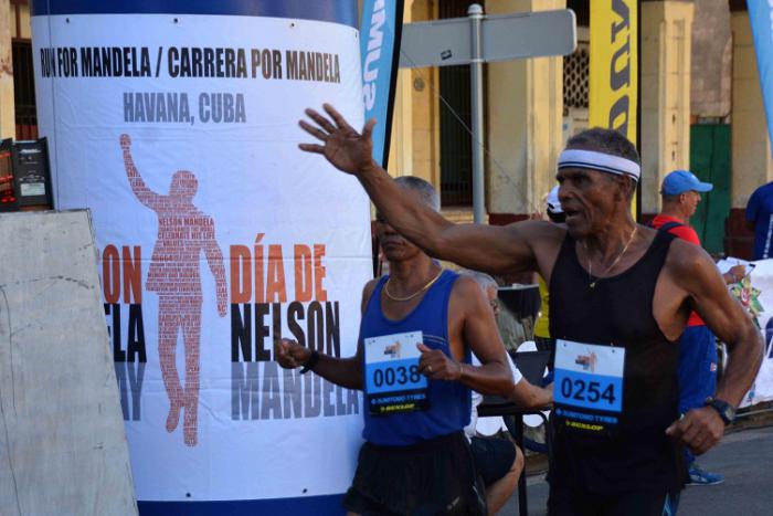 Personas en la carrera por Mandela