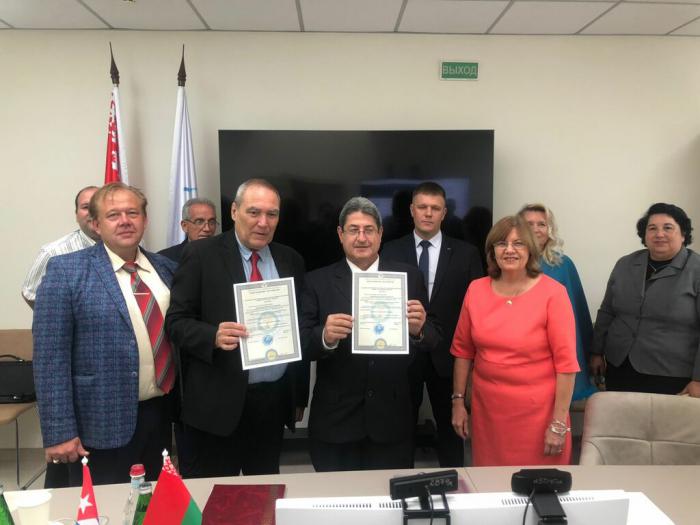 Director del Instituto Finlay de Vacunas y demás participantes en el acuerdo