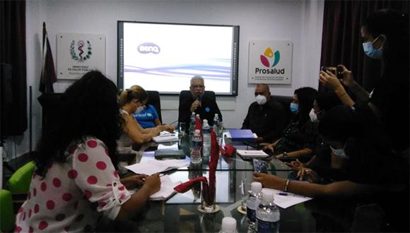 Personas que participan en el evento por la semana mundial de la lactancia materna, junto al coordinador de Unicef en Cuba