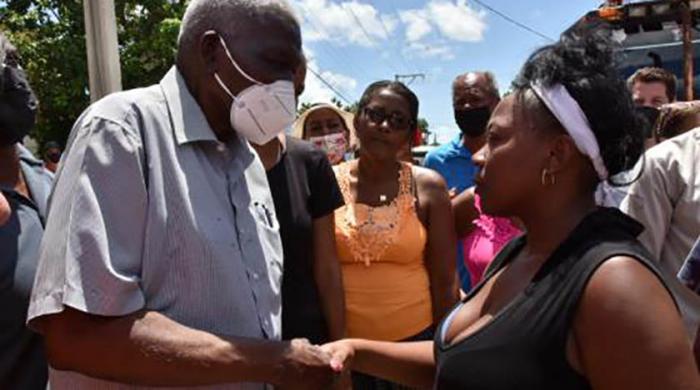 Esteban Lazo visita barrios de Arroyo Naranjo