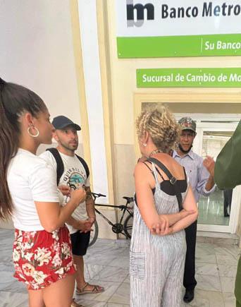 Turistas cambian divisas en CADECA