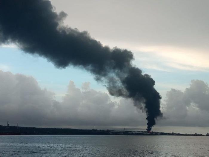 Impacta un rayo sobre tanque de petróleo en Matanzas
