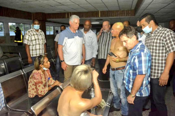 Presidente cubano acompaña a heridos de explosión en Matanzas