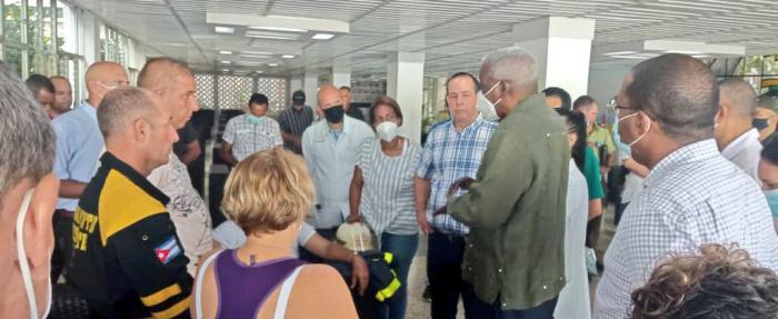 Visita Esteban Lazo a pacientes del incendio en Matanzas