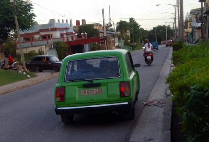 Chofer con su carro en hospital Faustino Pérez