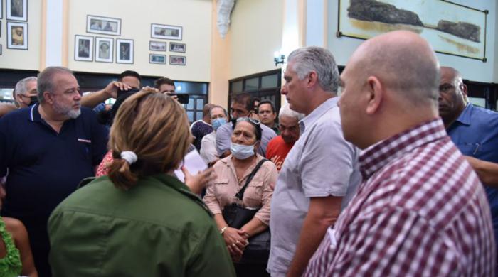 Díaz-Canel visita familiares de lesionados en base de supertanqueros