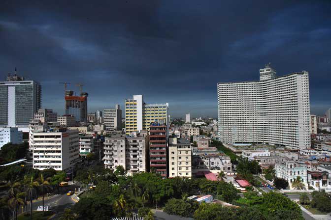 Denso humo por incendio en Matanzas oscureció a La Habana