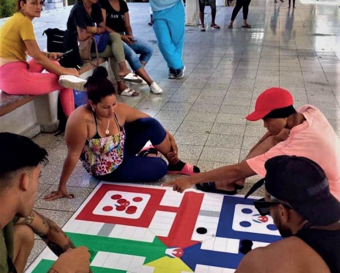 Actividades deportivas para evacuados por accidente en base de supertanqueros