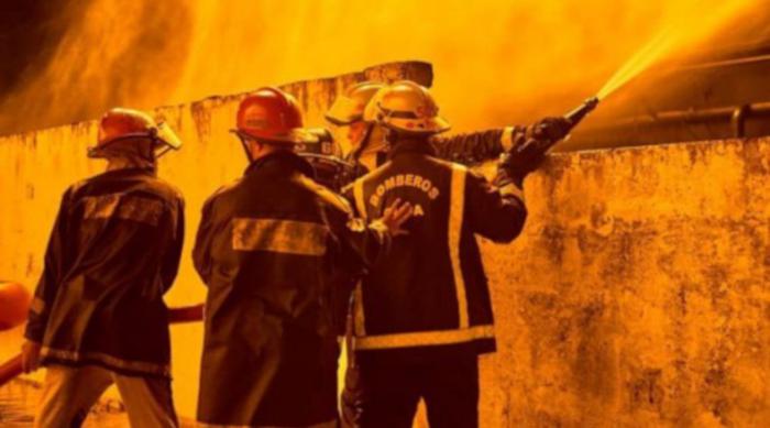 Bomberos intentando apagar el fuego