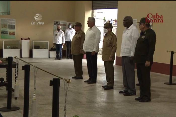 Raúl, Díaz-Canel y otros dirigentes rinden tributo a los caídos durante el enfrentamiento al incendio en la base de supertanqueros de Matanzas. Tomada de la TV