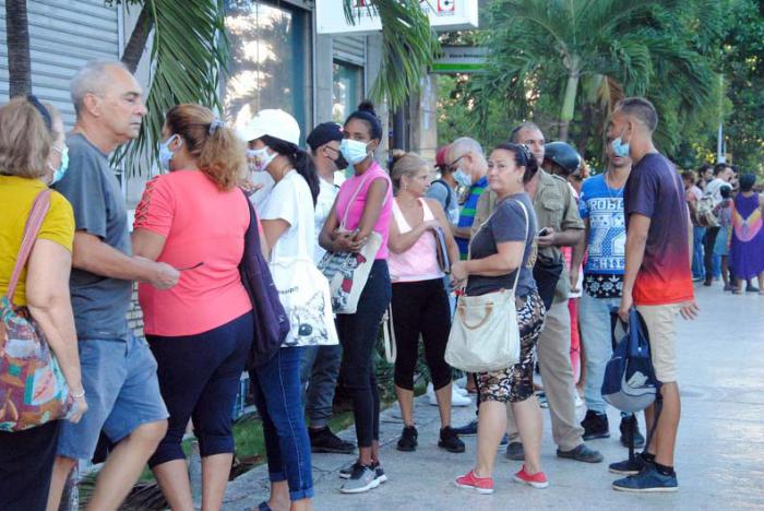 Personas en espera para hacer sus transacciones en la Casa de Cambio (Cadeca), ubicada en 23 y J, en La Habana, Cuba, el 23 de agosto de 2022.  ACN FOTO/Luis JIMÉNEZ ECHEVARRÍA/ogm