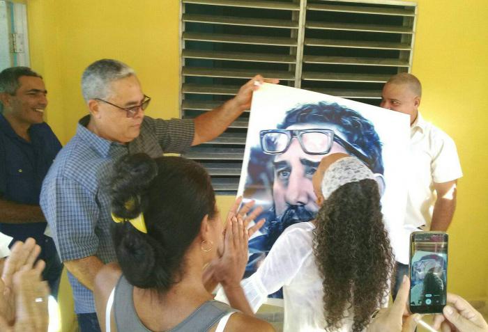 Torres Iríbar con un cuadro de Fidel que le entregaron