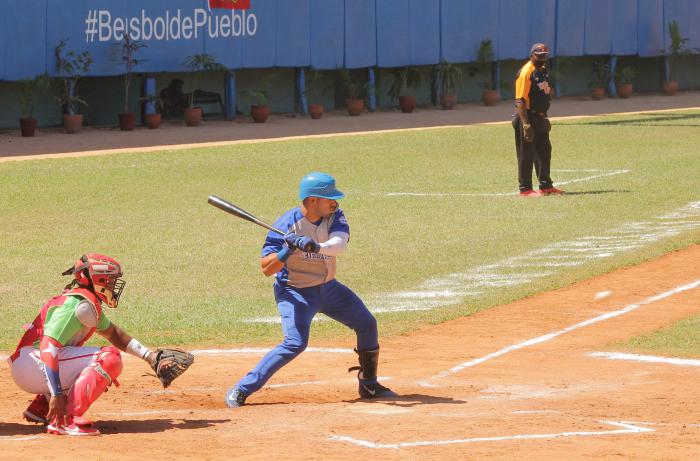 Al bate un pelotero de Industriales y un receptor del otro equipo