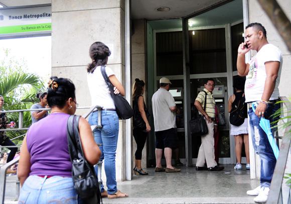 Banco en 23 y J, Vedado. 