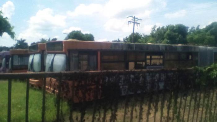 Vertedero de guaguas rotas próximo a la terminal de San Agustín