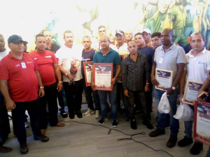 Reconocimiento a trabajadores de Aguas de La Habana que participaron en la extinción del incendio que afectó a la Base de Supertanqueros en la ciudad de Matanzas