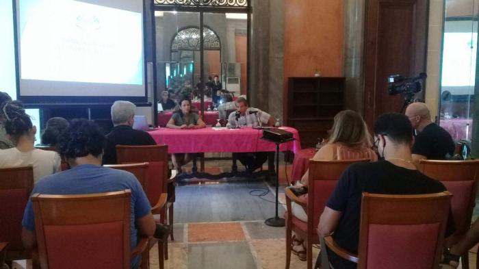 Víctor Gaute López, vicepresidente del ICAP, y Tamara Velázquez López, directora de Comunicación y Patrimonio Histórico Documental del ICAP, dan a conocer en conferencia de Prensa el inicio de la Jornada por la Paz y Contra el Bloqueo.