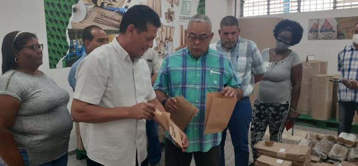 Recorre Luis Antonio Torres Iríbar unidades de la Empresa Cubapel, ubicada en el municipio Boyeros.