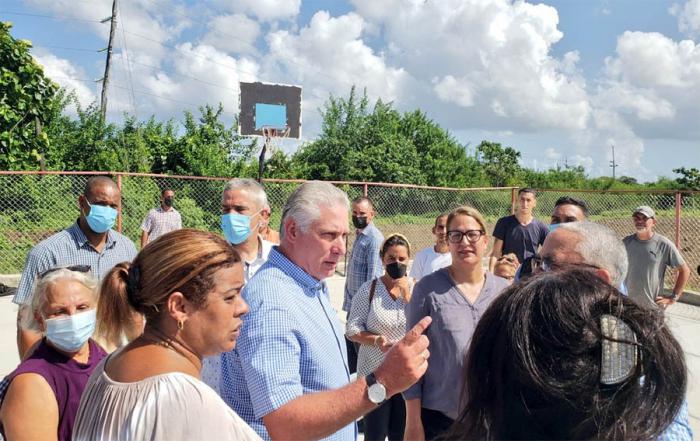 Díaz-Canel visita barrio La Federal