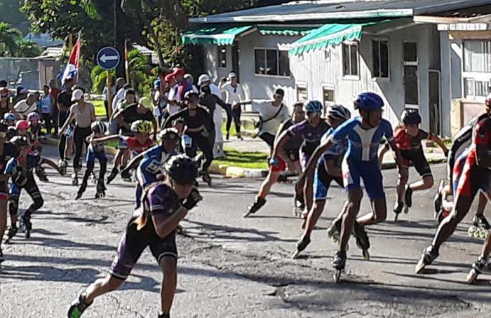Los patinadores dieron inicio a las actividades deportivas de este sábado.

