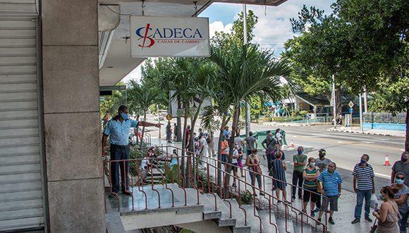 Personas haciendo cola en una cadeca
