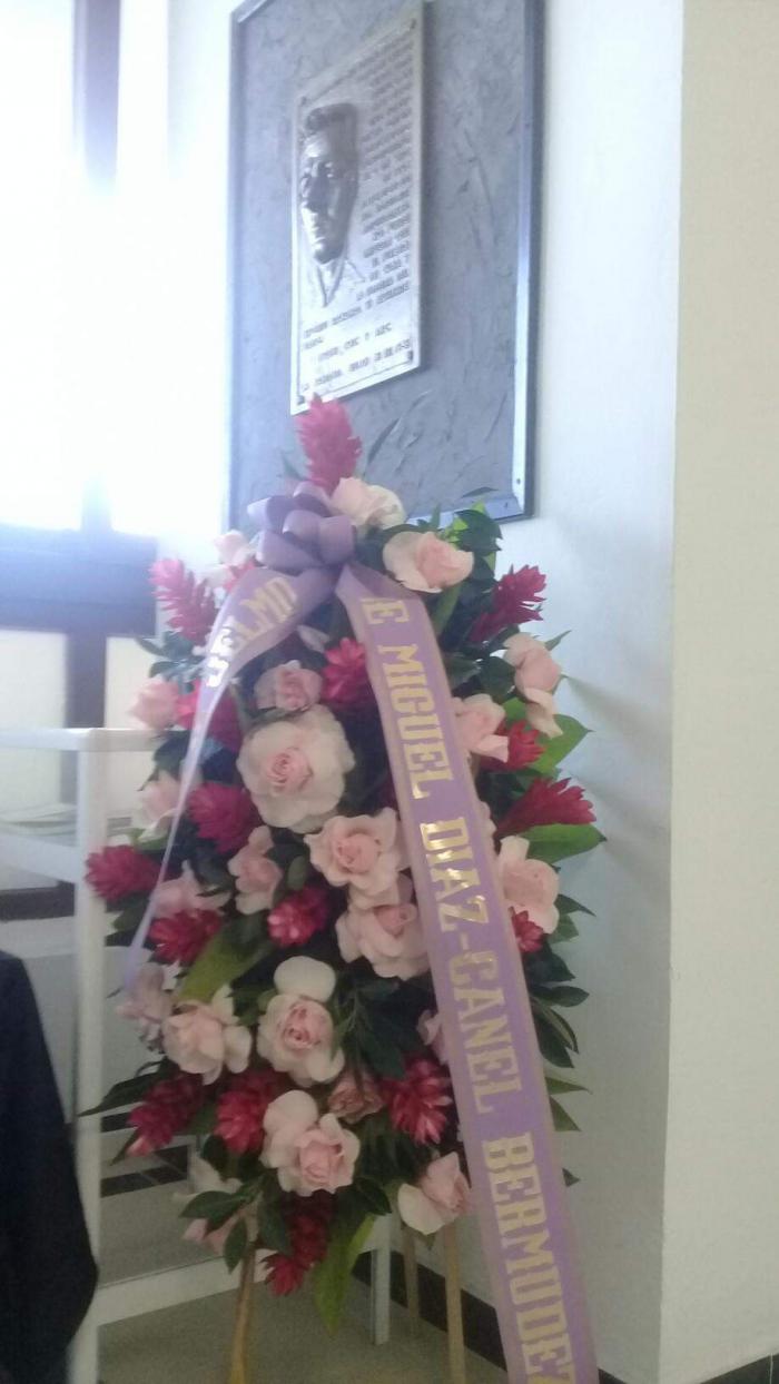 Ofrenda Floral enviada por el Primer Secretario del Comité Central del Partido Comunista de Cuba y Presidente de la República, Miguel Díaz-Canel Bermúdez.