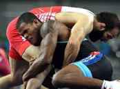 El librista capitalino Reineris Salas pelea con un adversario.