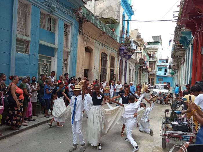 Grupo de danza bailando en la calle