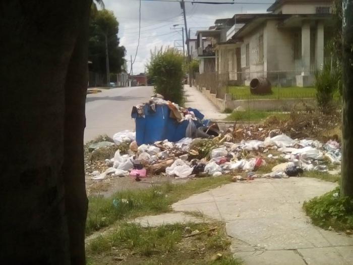 Basura en reparto El Sevillano