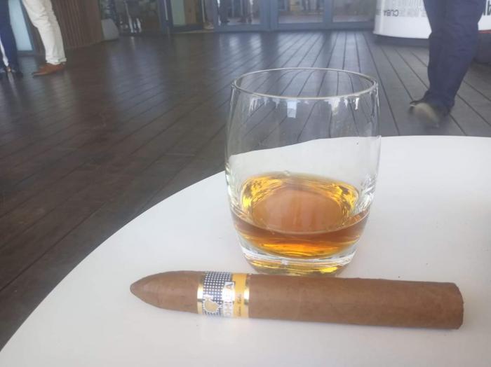 Un tabaco y un vaso con ron
