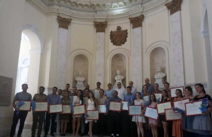 Premian a jóvenes investigadores